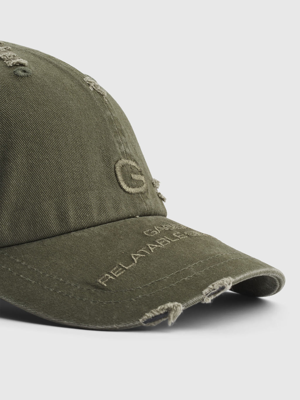 The Gabba Dad - Army cap offers a stylish olive green look and comfortable fit, with distressed details on the brim and top. Made from cotton, it features an embroidered G on the front and RELAYABLE on the brim.