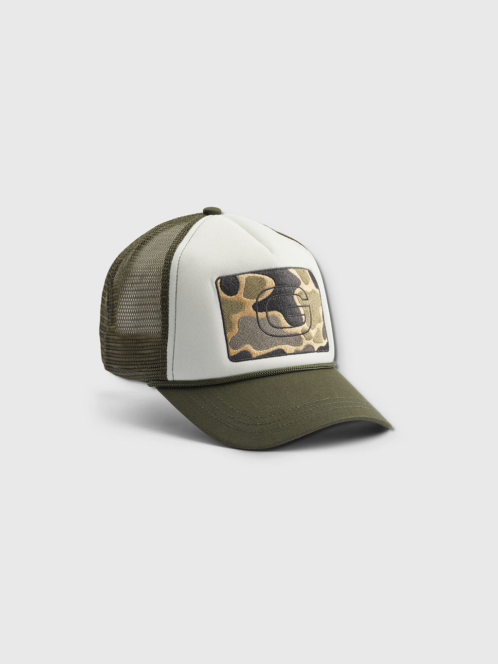 The Gabba Wolf Cam - Army trucker hat, in olive green and beige, offers a mesh back for ventilation. It has a structured front with a curved brim and adjustable strap. The front panel features a rectangular patch with a camouflage pattern and an embroidered Gabba logo G.
