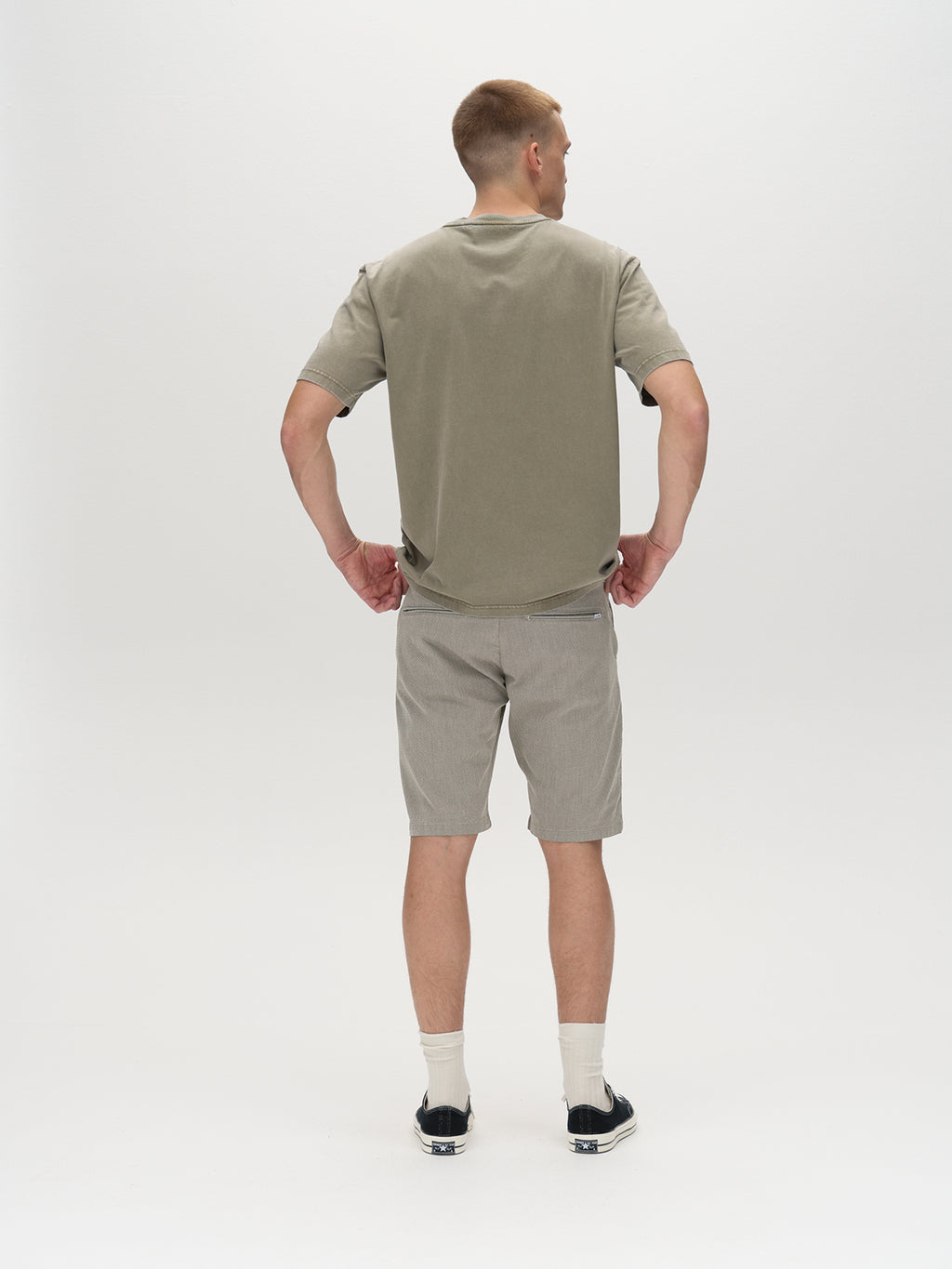 A person faces away from the camera, wearing Gabbas Jet K3280 Dale Shorts in Birch with a light gray t-shirt. The outfit is complemented by white socks and black sneakers, offering a comfortable fit against the plain white background.