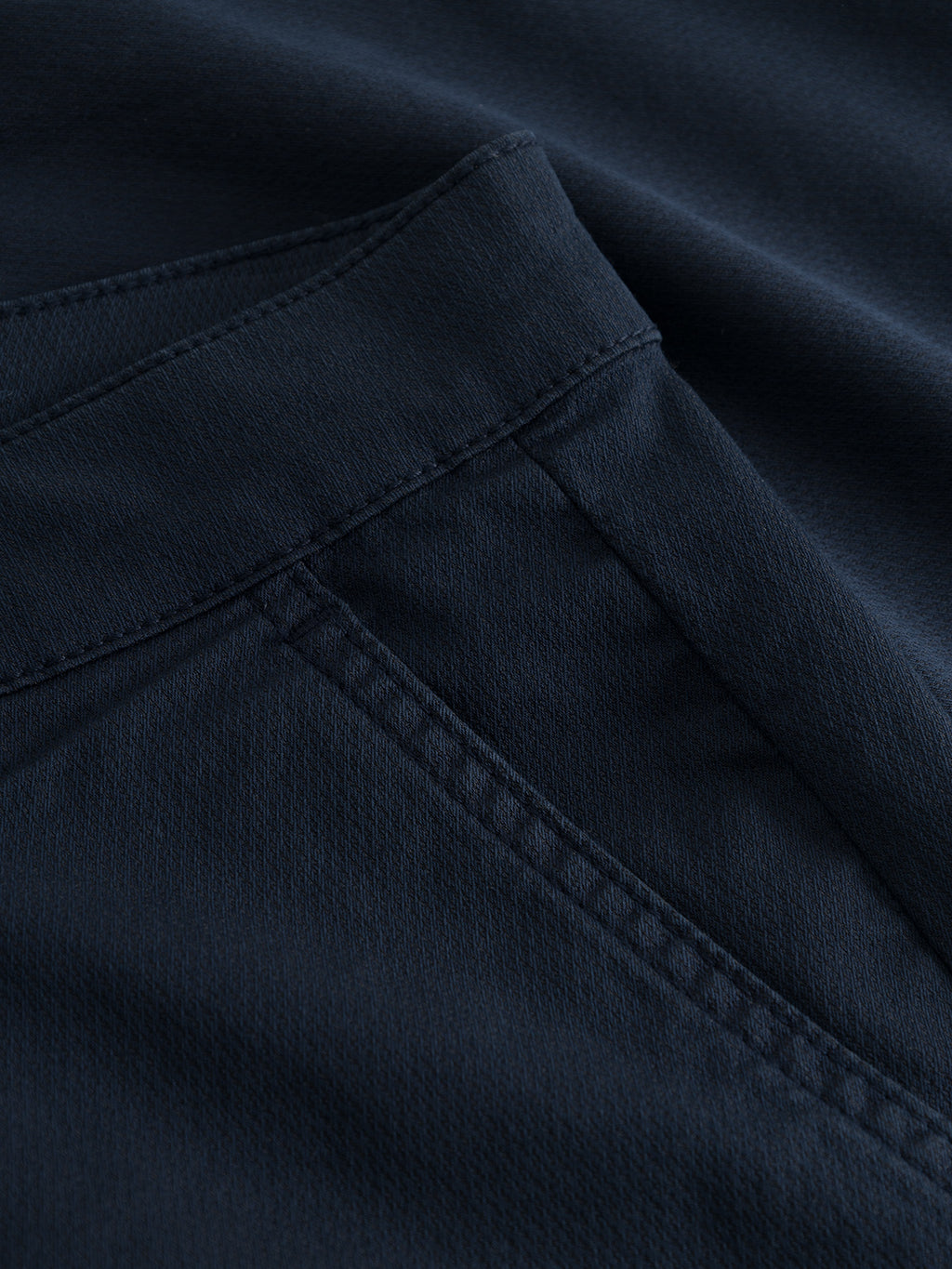 Close-up of Gabbas Jet K3280 Dale Shorts in navy, highlighting the pocket and seam. The smooth fabric texture and visible stitching enhance the craftsmanship, offering an elegant yet versatile look.