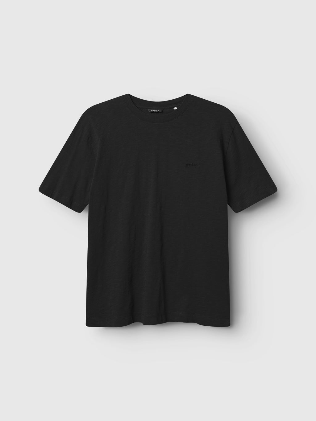 Gabbas Pure Ss - Meteorite, a short-sleeve, regular fit tee with a crew neck, is showcased on a light gray background. Made from midweight slub jersey, it offers a slightly textured black fabric for added style.