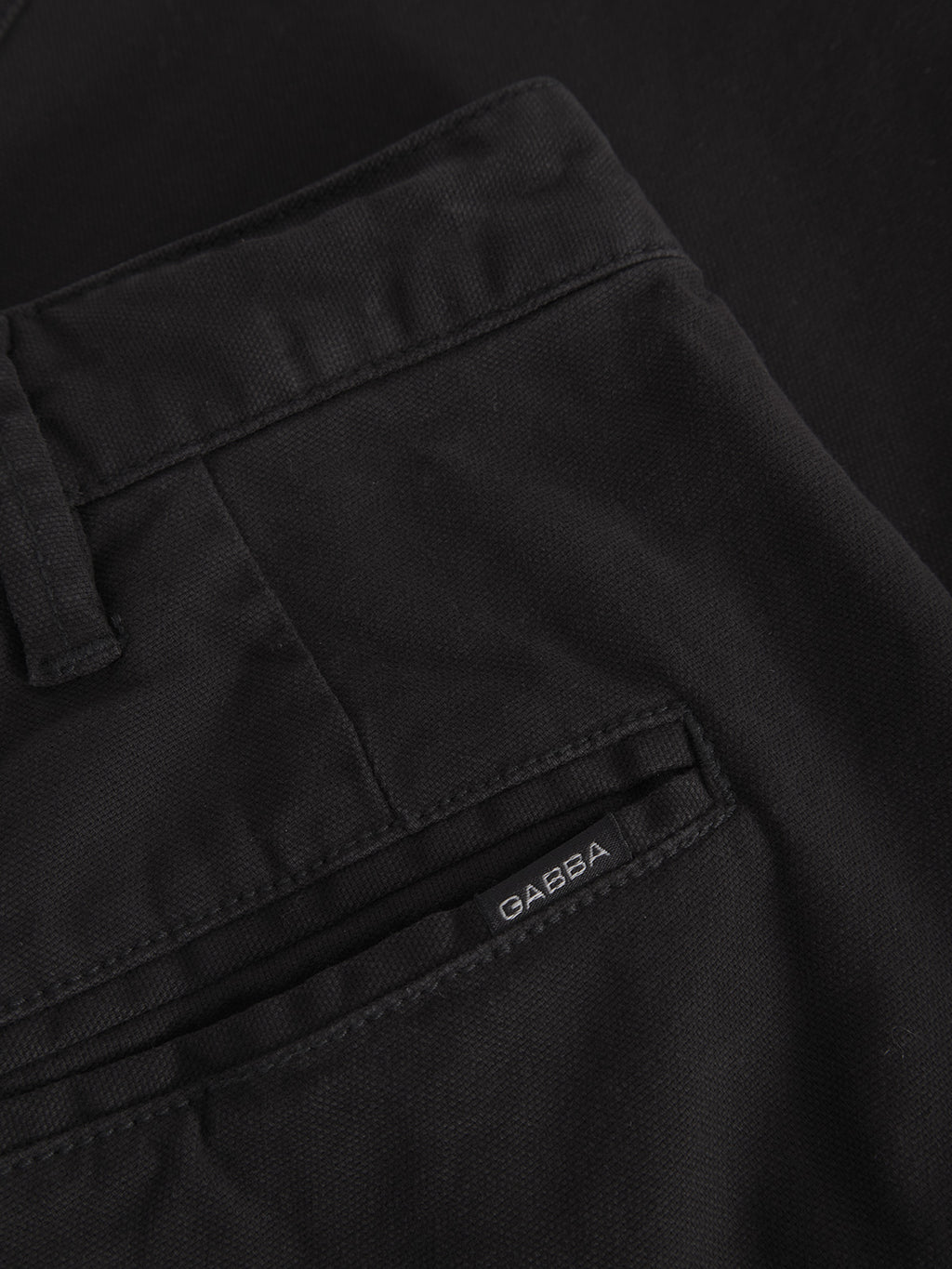 A close-up of the Verona Ent Poc - Meteorite shows its spacious side pockets. The pocket features a small label with Gabba on it, while the smooth yet slightly textured garment highlights intricate stitching details.