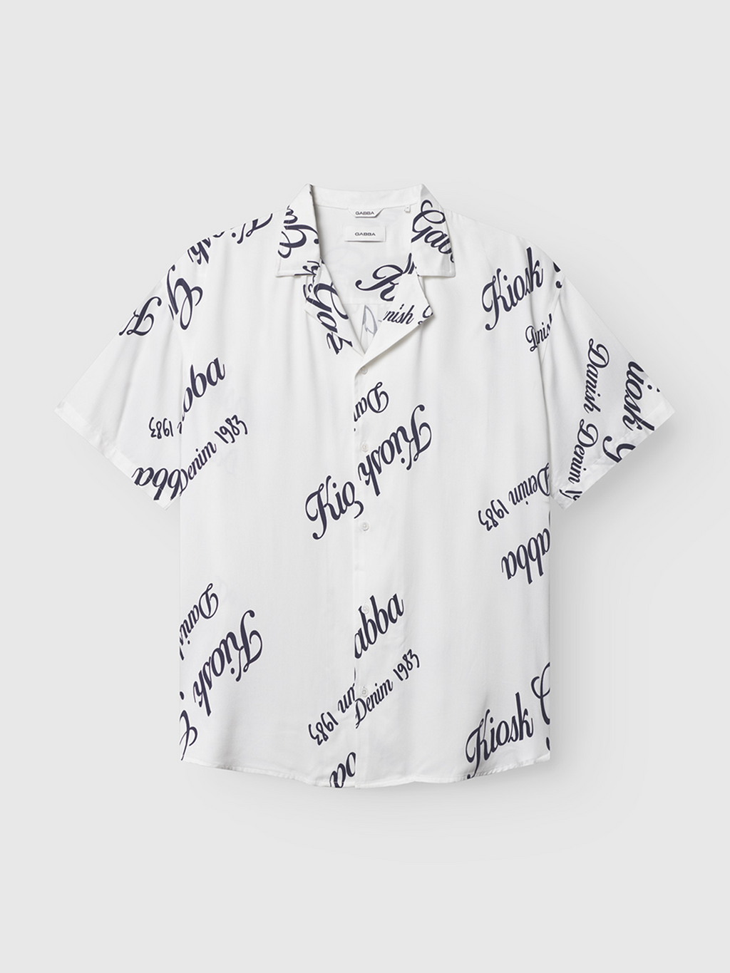 The Gabba Jens Over Resort Kiosk SS in Navy Pattern is a premium short-sleeved shirt made from 100% viscose, combining superior comfort with modern style in its distinctive design.