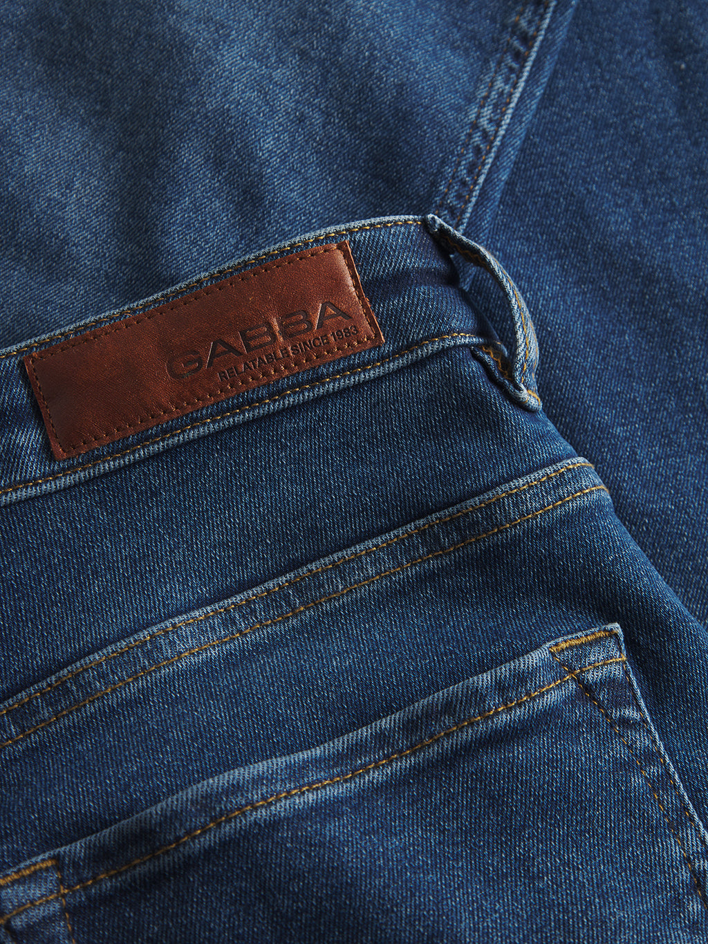 Close-up of Gabbas Marc K4486 Limited - Mid Blue Denim jeans highlighting detailed stitching and a brown leather patch with embossed text. The texture and seams emphasize the craftsmanship and classic look that defines these regular fit jeans.