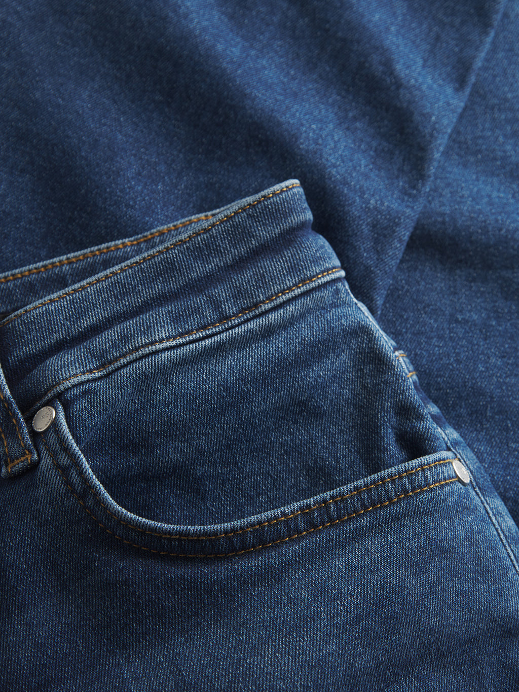 Close-up of Gabbas Marc K4486 Limited - Mid Blue Denim jeans, highlighting the traditional weave and texture. The visible stitching, metal rivets, and pocket design emphasize their craftsmanship typical of regular fit jeans.