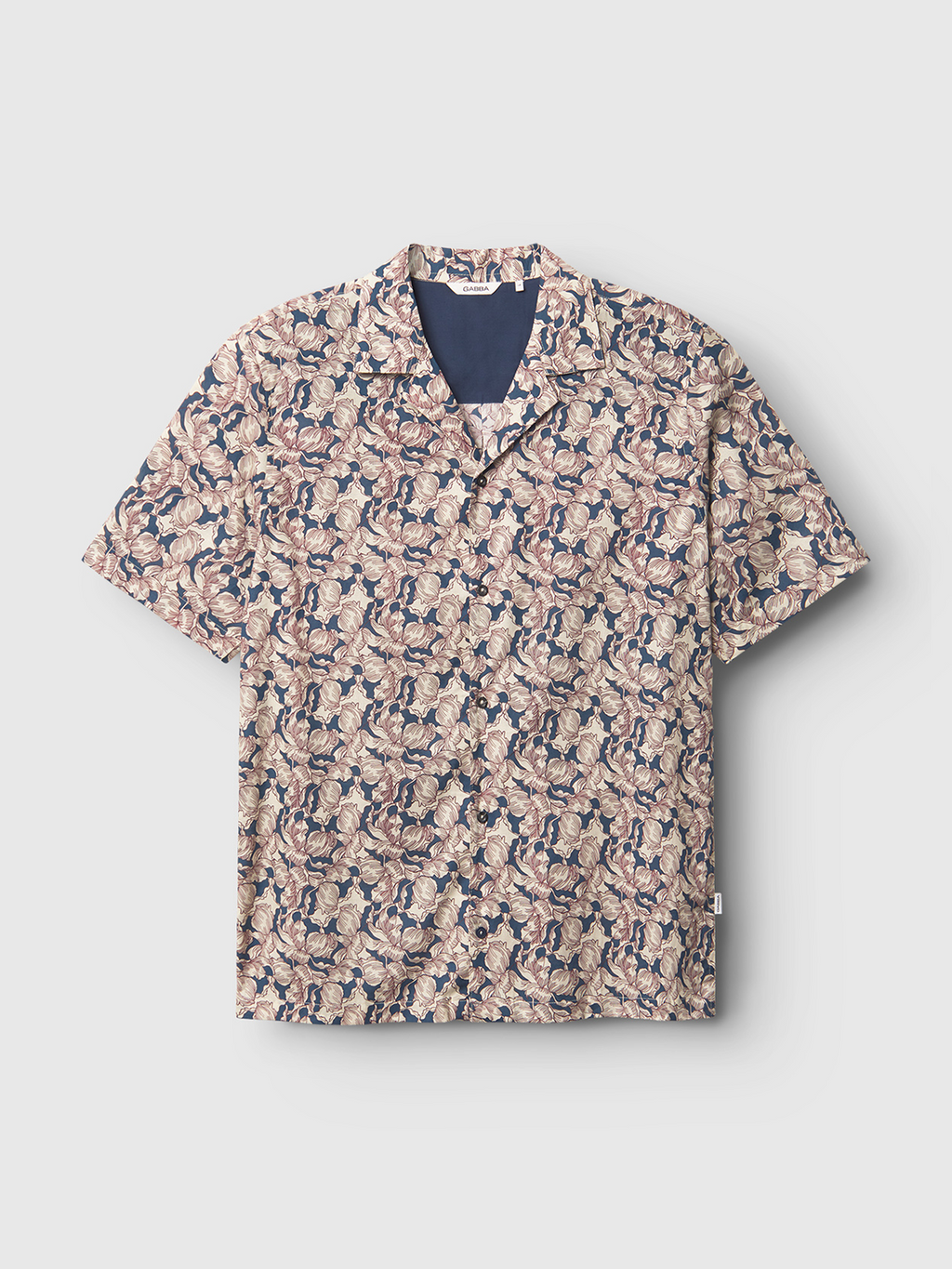 Explore the Sven Reg Resort Epo SS by Gabba, a premium shirt made from 100% cotton. It features a retro flower design in beige, navy, and maroon on a crisp white background. This short-sleeved, button-up shirt includes a relaxed collar for added comfort.