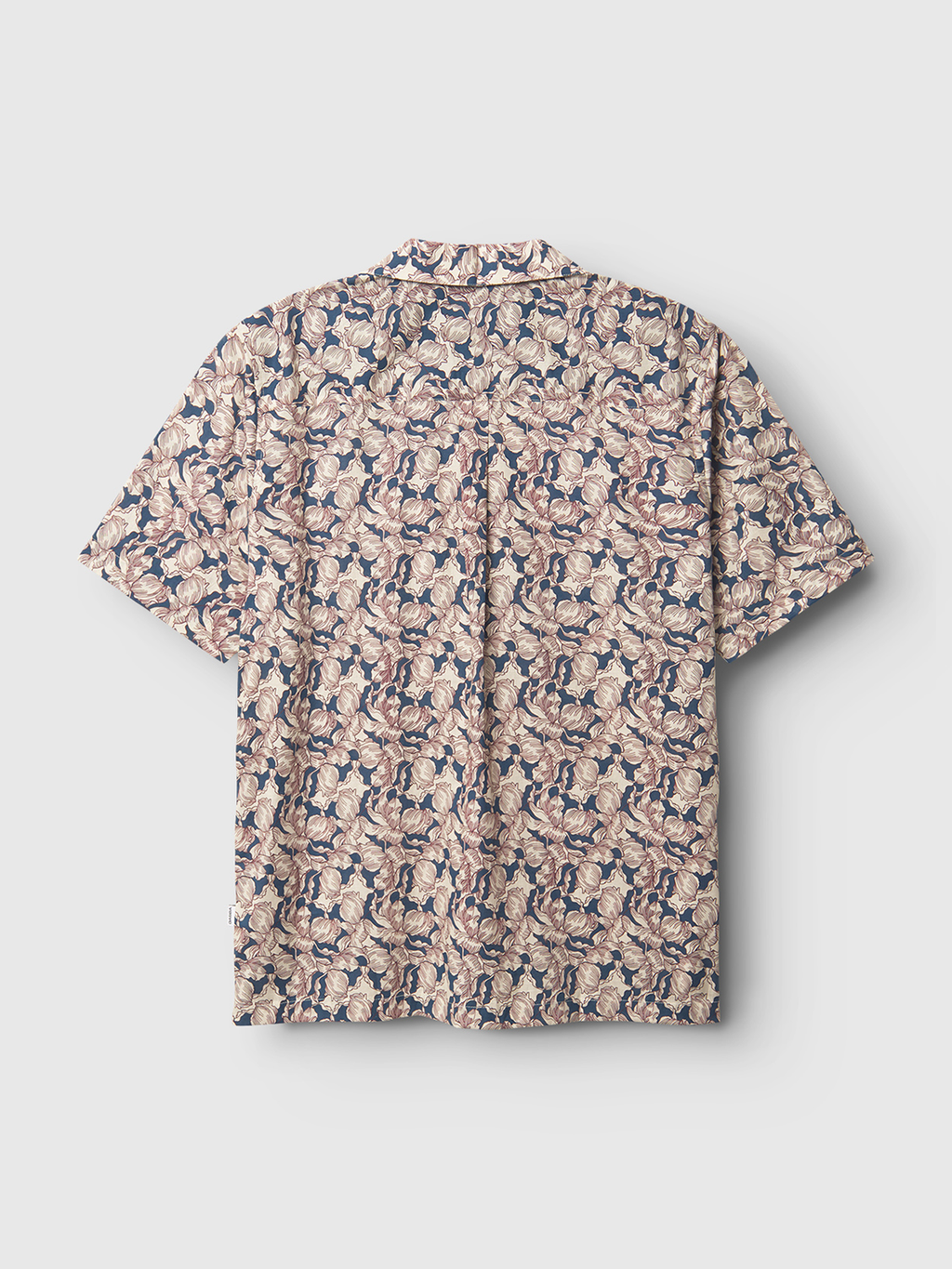 The Sven Reg Resort Epo SS by Gabba is a short-sleeved, 100% cotton shirt showcasing a multicolored bird and retro flower pattern. It combines beige, blue, and pink hues against a light gray backdrop.