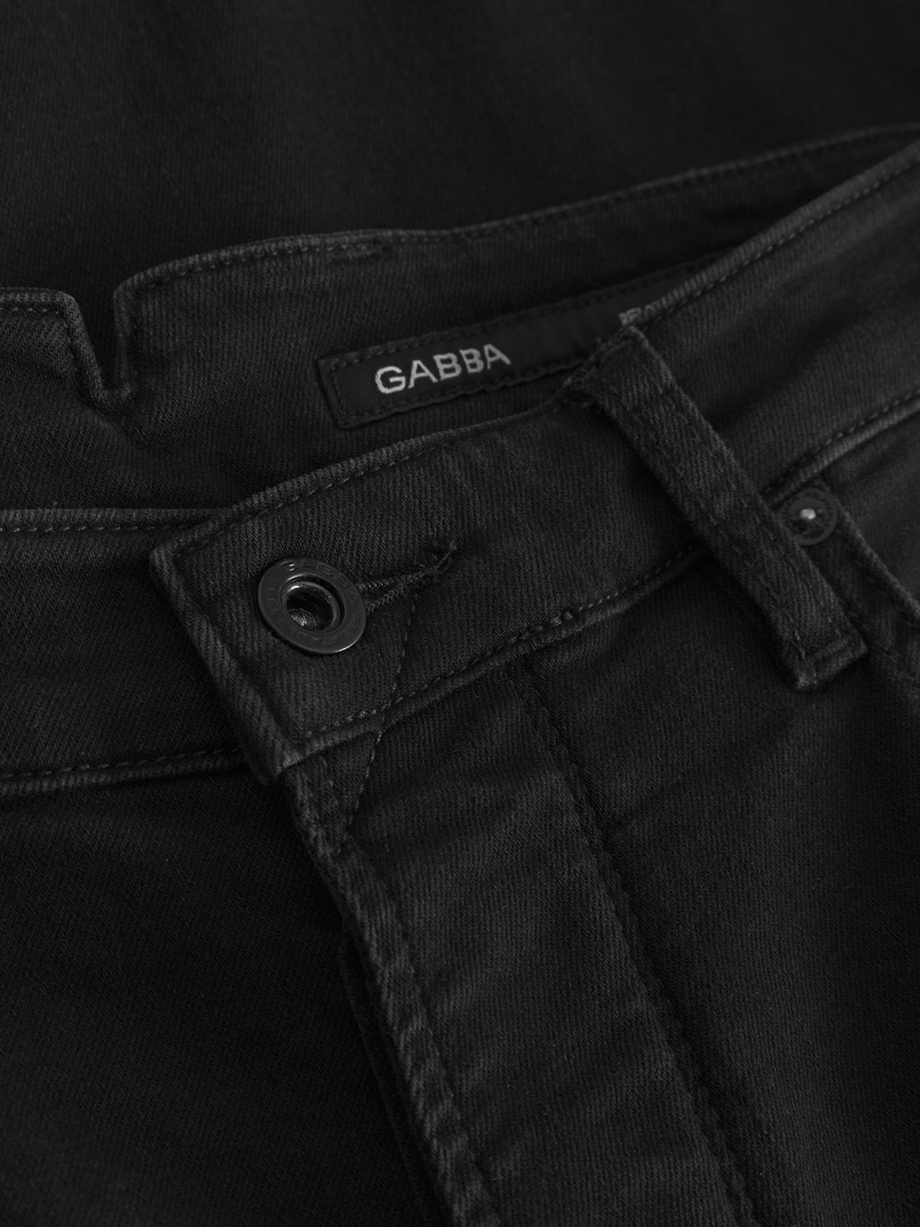 Close-up of the waistband and button of Gabba Alex Telsa - Black Denim jeans, showing a visible interior Gabba label and a worker-cut waistband for a trendy look.