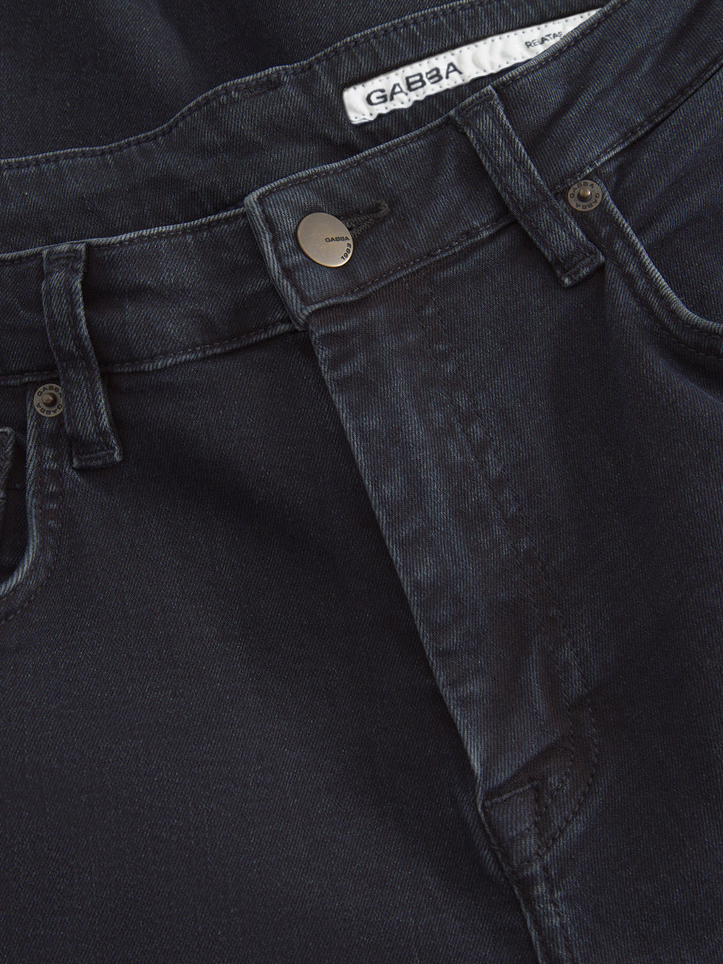 Close-up of the top part of Gabba Marc Panter - Dark Blue Denim jeans, featuring a metal button, belt loops, pockets, and a white GABBA label inside the waistband for a modern classic style.