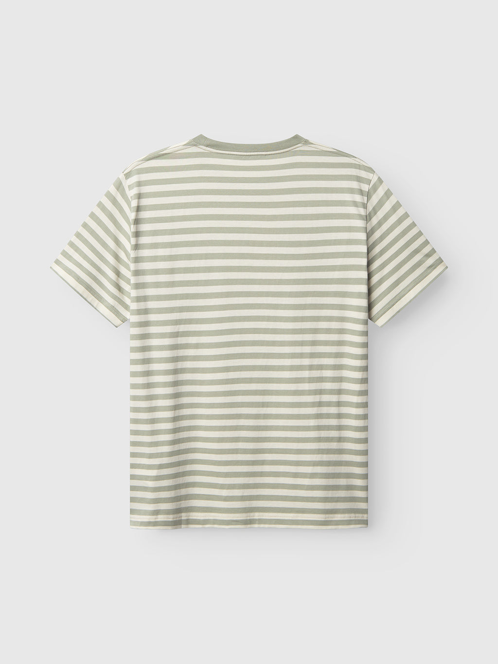 The Gabba Dune Logo Stripes SS GOTS in green and white stripes is a basic T-shirt made of organic cotton, featuring short sleeves and a round neckline. Displayed against a white background, the shirts back view is highlighted.