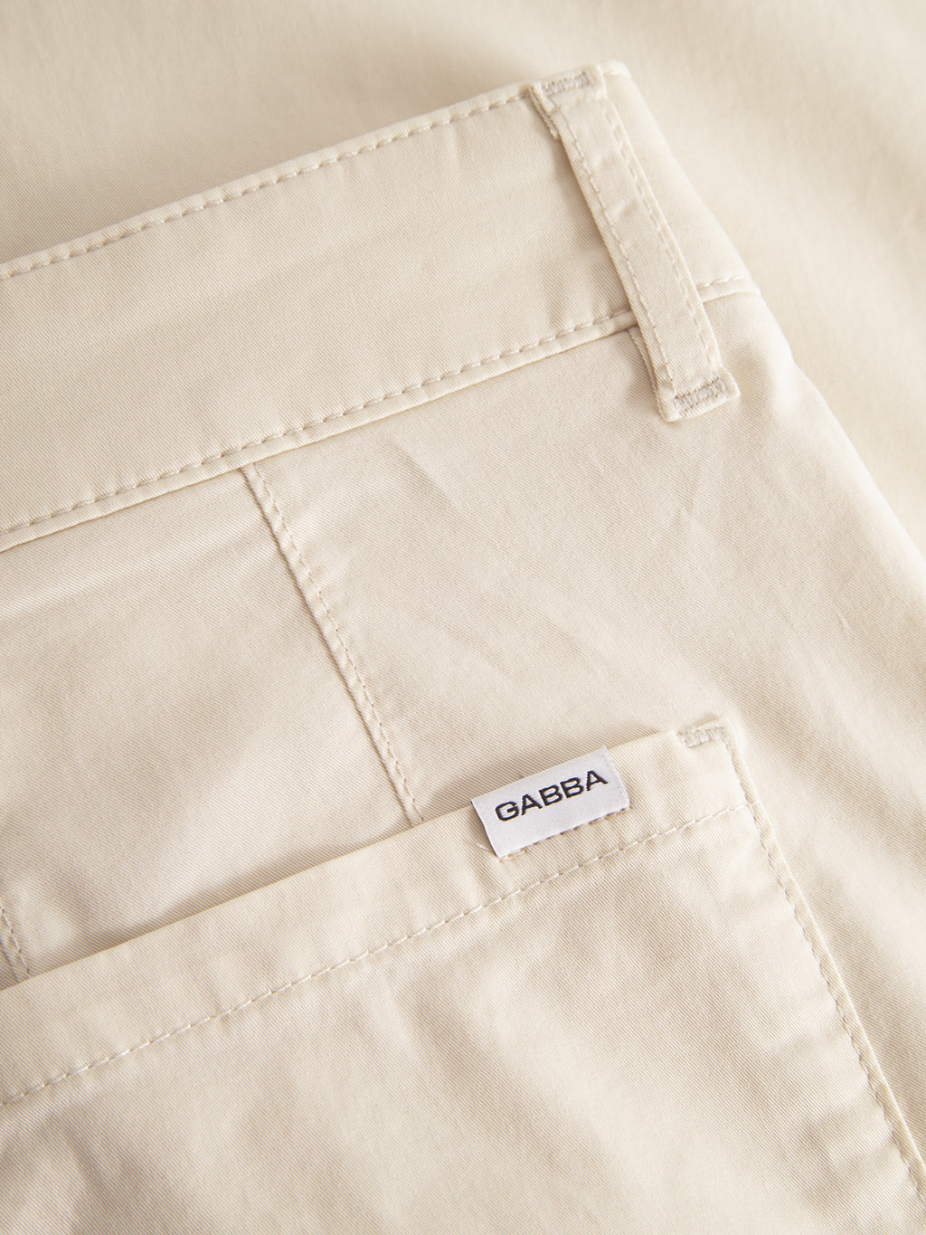 A close-up of the pocket on Gabbas Joe Unite - Beige relaxed fit pants, highlighting the tapered leg for a casual style.