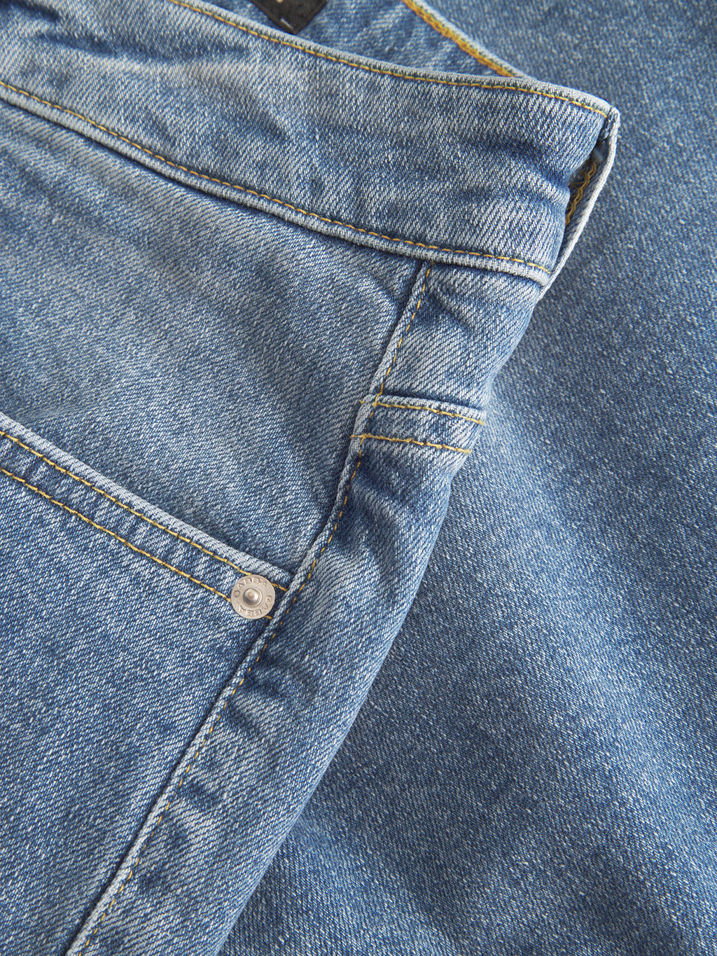 Close-up of Gabbas Markus 5poc mid blue denim jeans, highlighting the pocket, stitched seam details, and fabric texture to emphasize the classic denim weave for a comfortable fit.