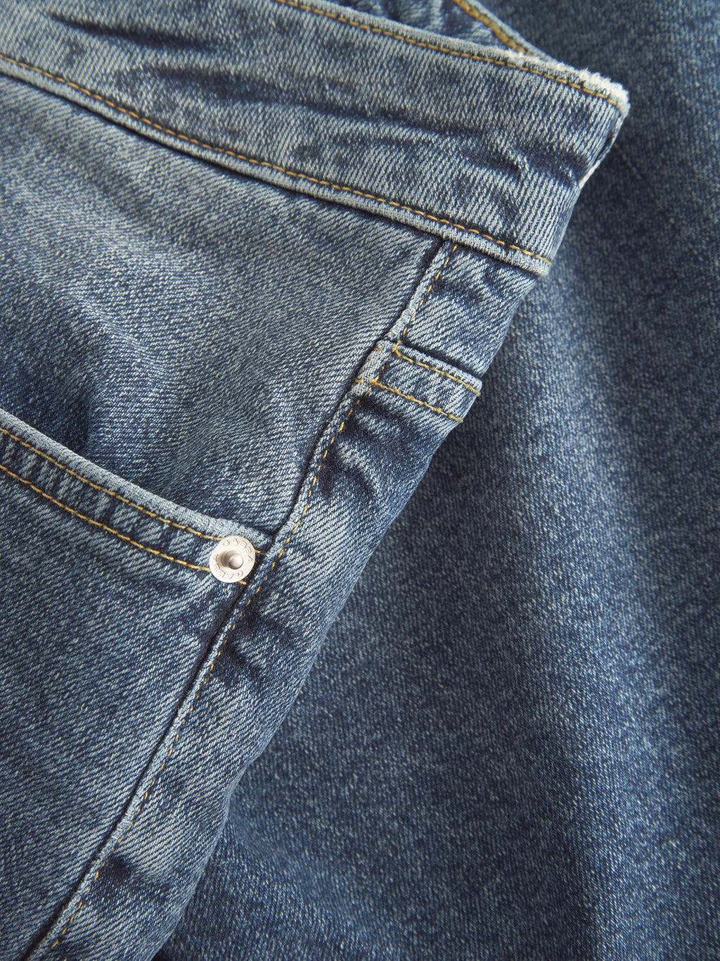 Close-up of Gabbas Markus 5poc - Dark Blue Denim jeans illustrating the front pocket with visible stitching and a small metal rivet, highlighting the classic denim texture for a comfortable fit.
