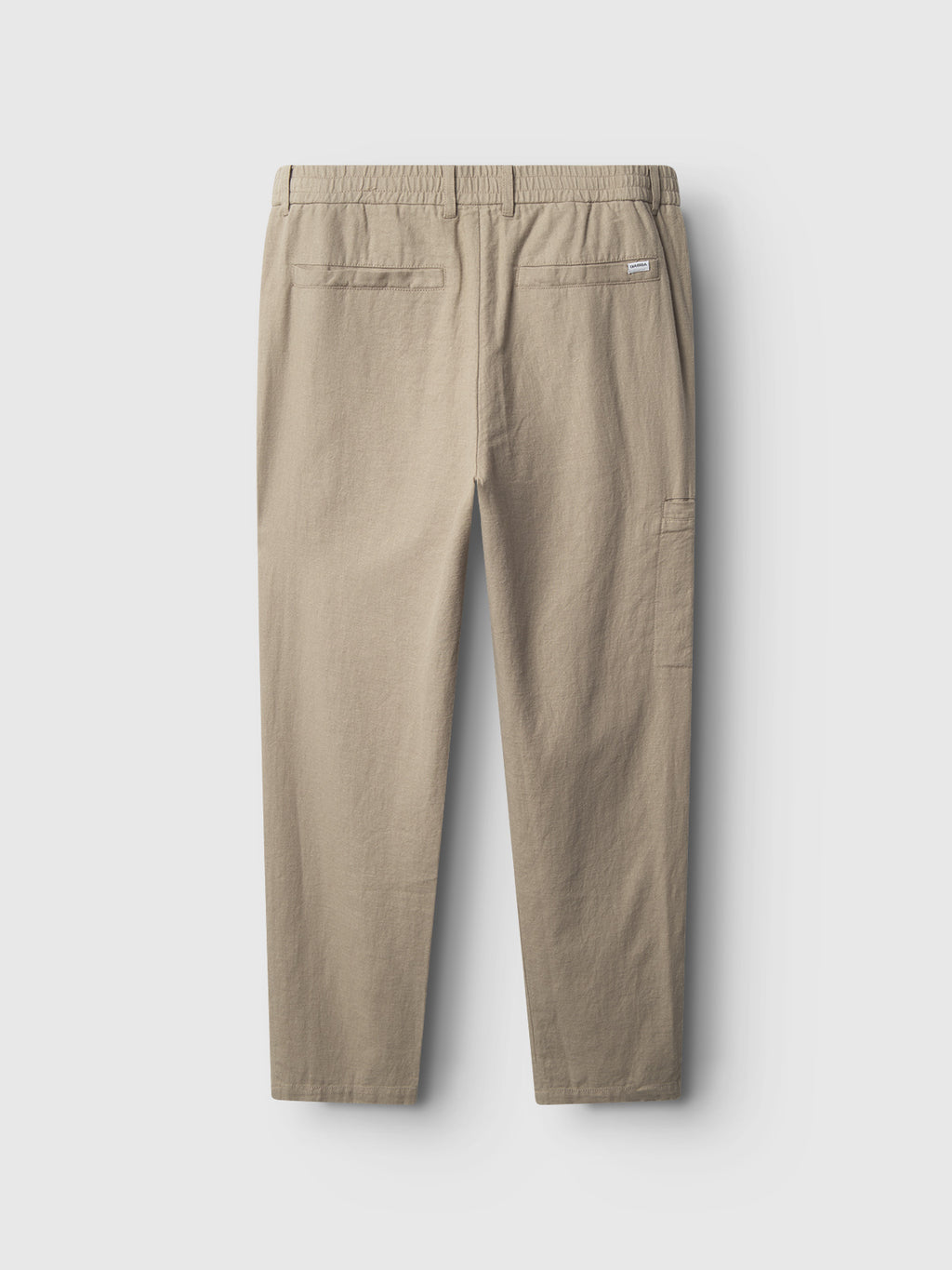 The Gabba Napoli 19 Side Lino in Sand Plaza are beige casual pants with an elastic waistband, showcasing relaxed style. Photographed from the back on a white background, these pants feature two back pockets and a side pocket for simple style and comfort.