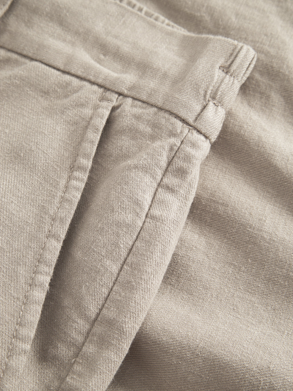 Close-up of the Alfa Cargo Lino - Sand Plaza by Gabba, featuring beige lightweight fabric with visible seam and pleats. The slightly textured, breathable material suggests its part of a garment like pants or a skirt.