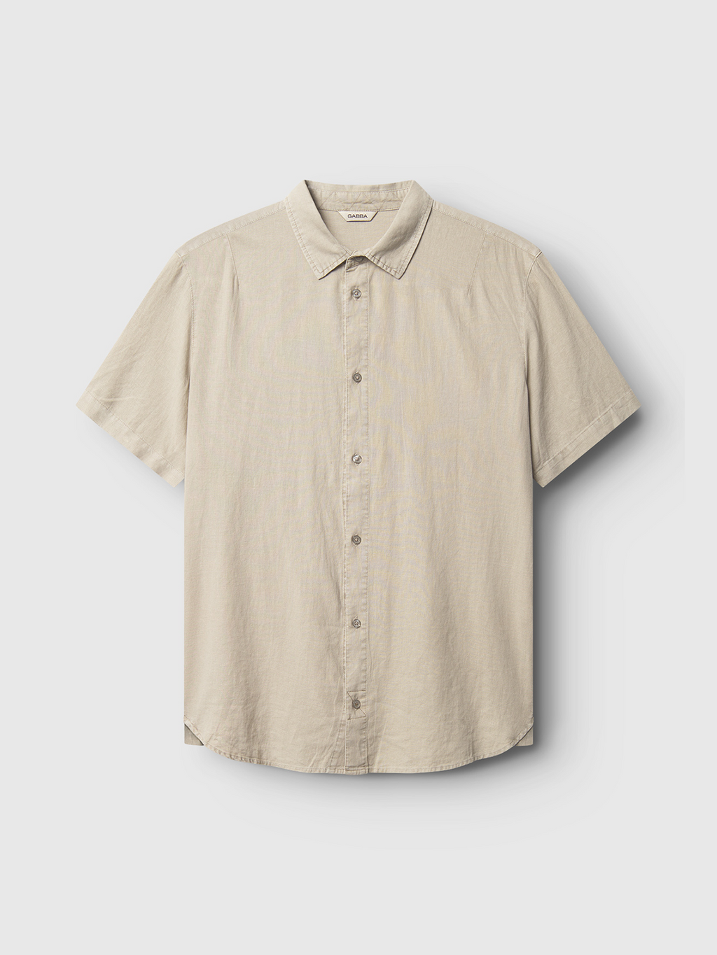 The Gabba Sven Reg Lino SS - Sand Plaza is a light beige, short-sleeve linen shirt with a collar, designed for superior comfort and shown against a plain white background.
