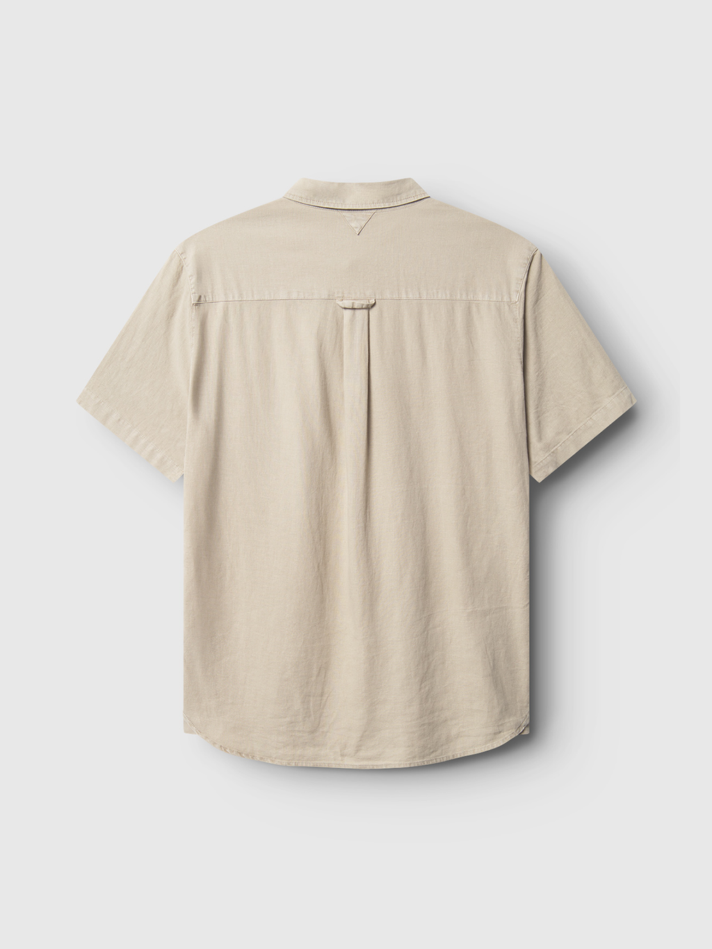 The Gabba Sven Reg Lino SS - Sand Plaza is a premium beige linen shirt shown from the back, with a straight yoke, centered pleat, small loop detail, and rounded hem—offering superior comfort and timeless style.
