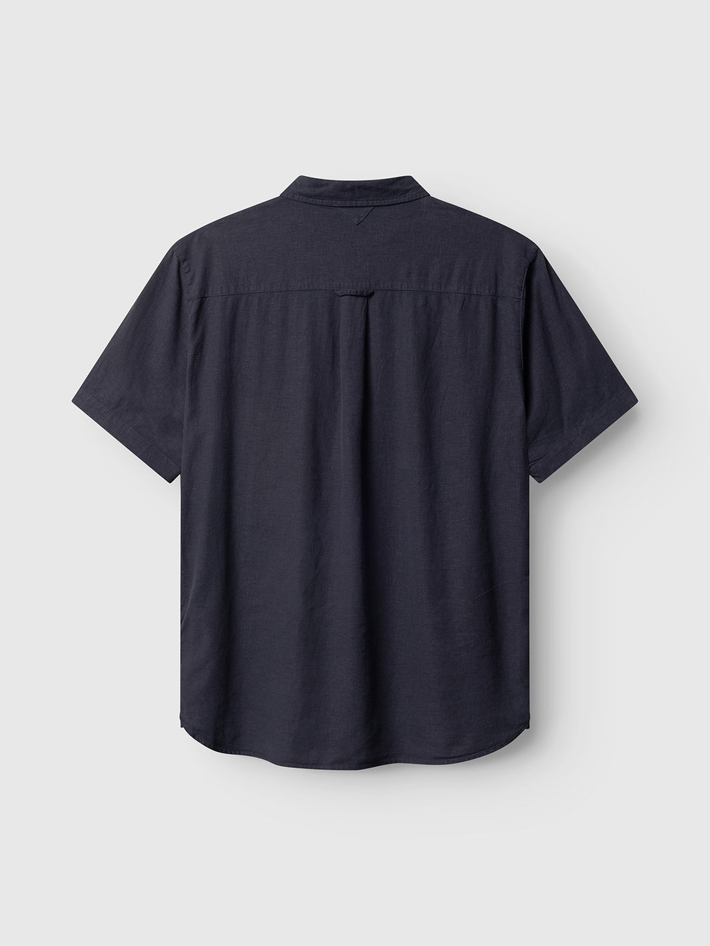 The Gabba Sven Reg Lino SS - Night Sky is a short-sleeved, dark navy linen button-up shirt shown from the back against a light gray background, featuring a straight yoke, relaxed fit, and garment dyed finish for a premium look.
