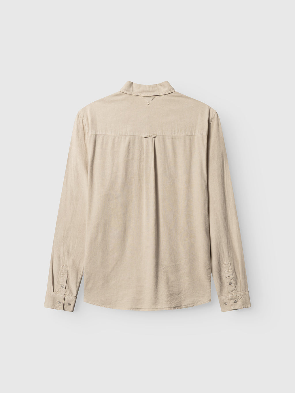 Gabba Sven Reg Lino LS - Sand Plaza: premium beige linen long-sleeve shirt with collar, buttoned cuffs, yoke pleat detail. Shown from the back, laid flat on a white background; crafted for comfort and durability.