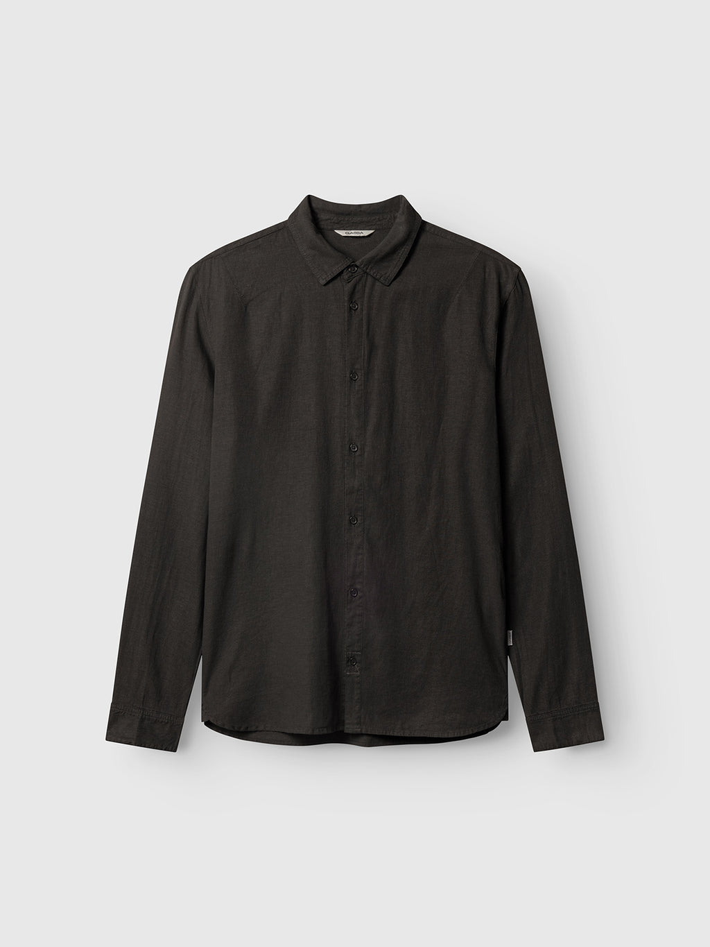 The Gabba Sven Reg Lino LS - Meteorite is a premium, long-sleeve garment-dyed linen shirt in solid black with a classic collar, shown on a light gray background and featuring no visible patterns or logos.