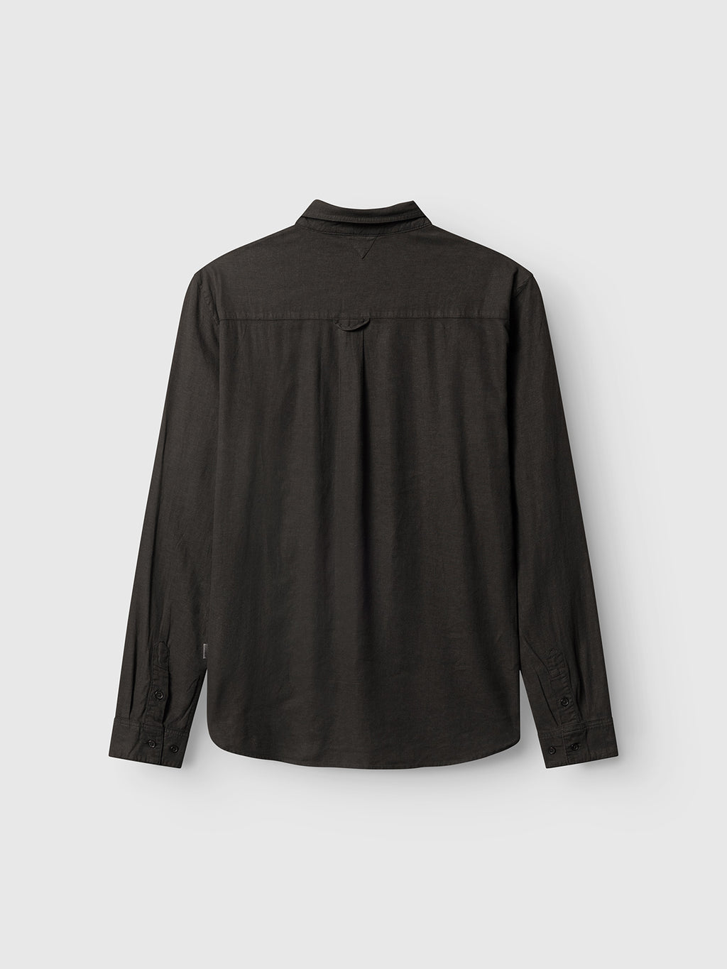 The Gabba Sven Reg Lino LS in Meteorite is a long-sleeve, black garment-dyed button-up shirt with a straight hem, buttoned cuffs, and a shoulder yoke, shown from the back on a plain light gray background.