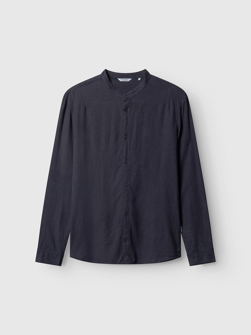 The Gabba Sven Reg Lino Mand LS shirt in Night Sky features long sleeves, a band collar, and a button-down front, shown against a plain light gray background.