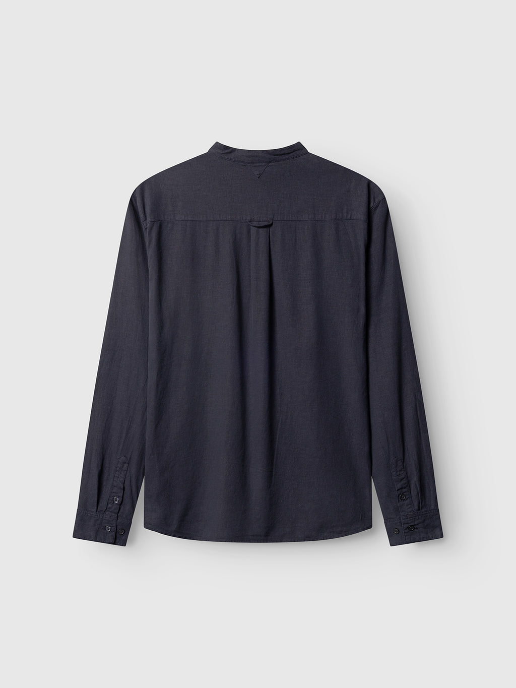 The Gabba Sven Reg Lino Mand LS in Night Sky is a long-sleeve, dark navy button-up shirt with a collar and buttoned cuffs, shown from the back against a plain light gray background.