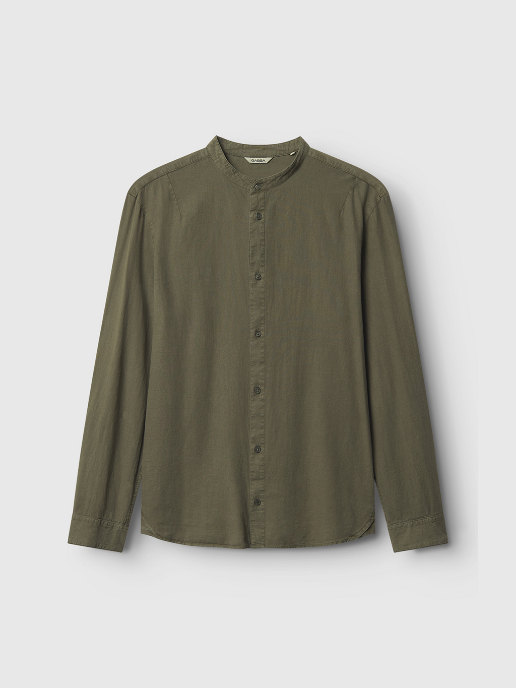 The Gabba Sven Reg Lino Mand LS in olive green is a durable, long-sleeve linen shirt with a band collar and button-up front, shown flat on a white background for timeless style.