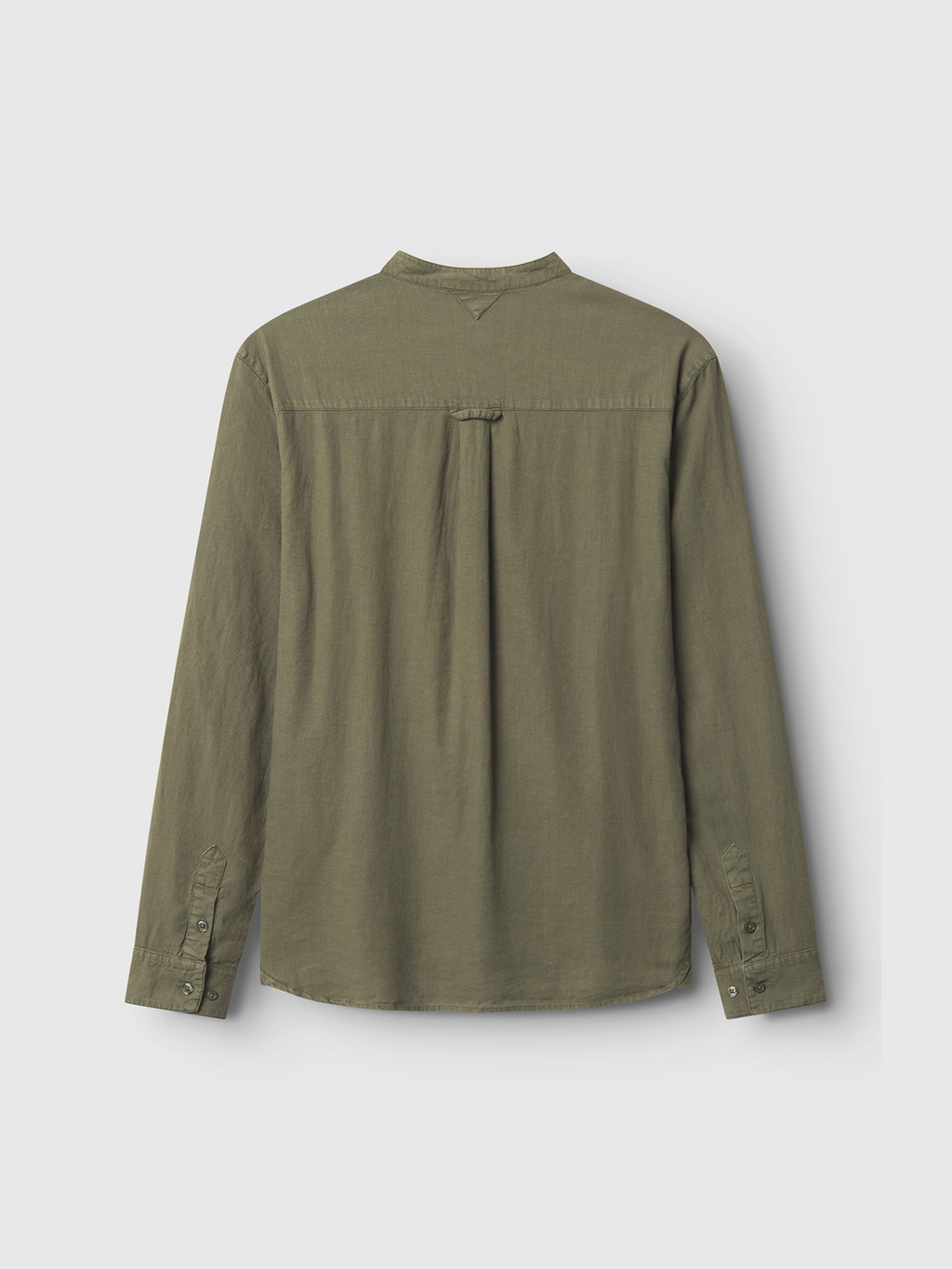 The Sven Reg Lino Mand LS by Gabba in olive green is shown from the back, featuring a straight yoke with a loop detail, center pleat, and buttoned cuffs. Its lightweight linen-viscose blend offers a comfortable, casual look.