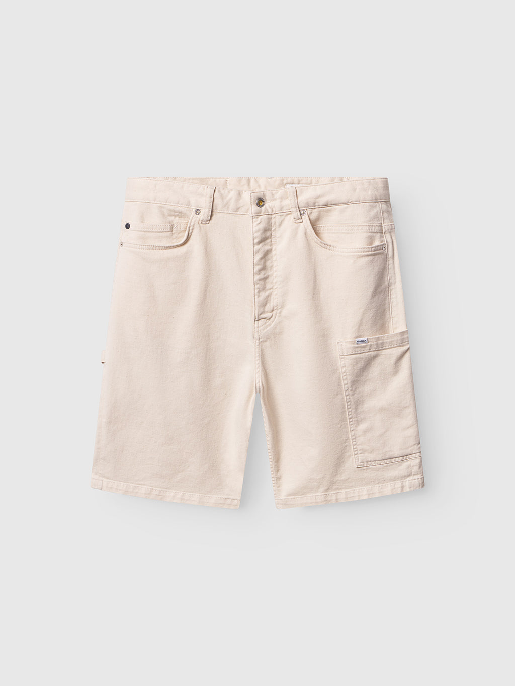 The Gabba Maxwell Luis Cargo Shorts in ecru are made from non-stretch denim. These workwear-inspired shorts feature five pockets and an extra side pocket on the right, complete with belt loops and a button closure, making them practical for warm weather activities.