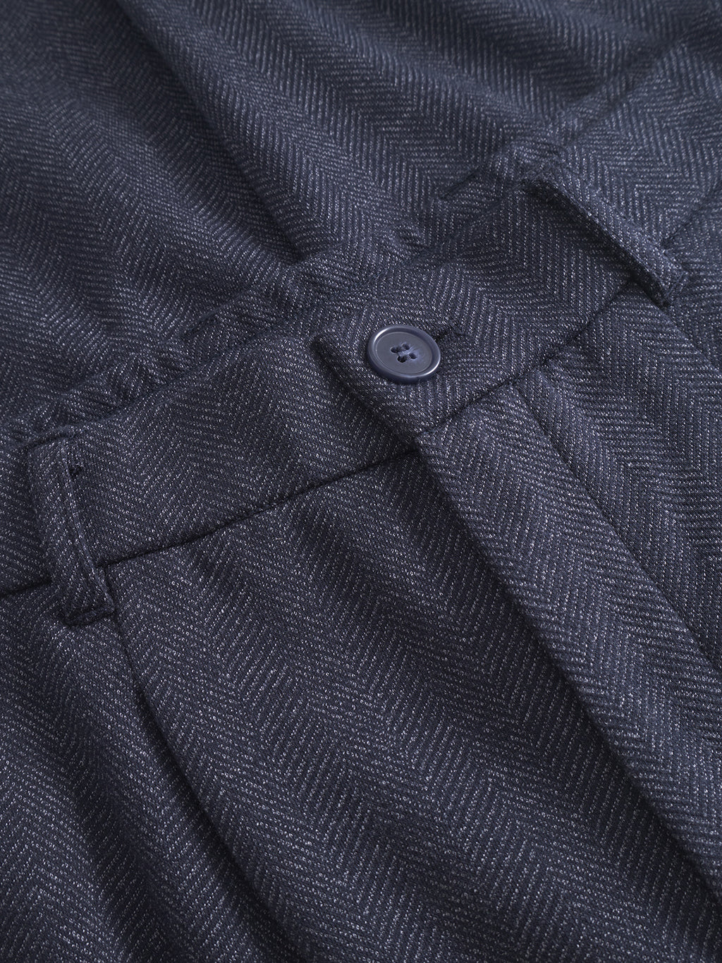 Close-up of Gabbas Napoli 19 Tweed - Navy pants, showcasing the waistband, button, and belt loop. The image highlights the comfort and classic style through the texture and subtle herringbone pattern in the dark tweed fabric.