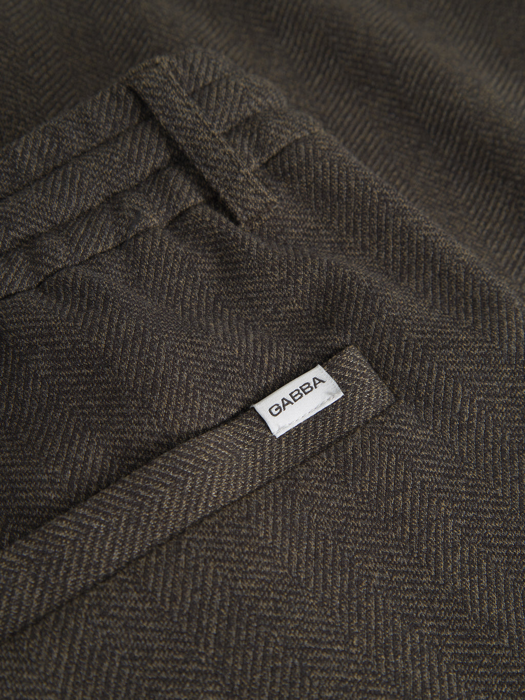 Close-up of Napoli 19 Tweed - Brown pants by Gabba, showcasing the herringbone pattern that highlights the classic zigzag texture and design for a perfect fit.