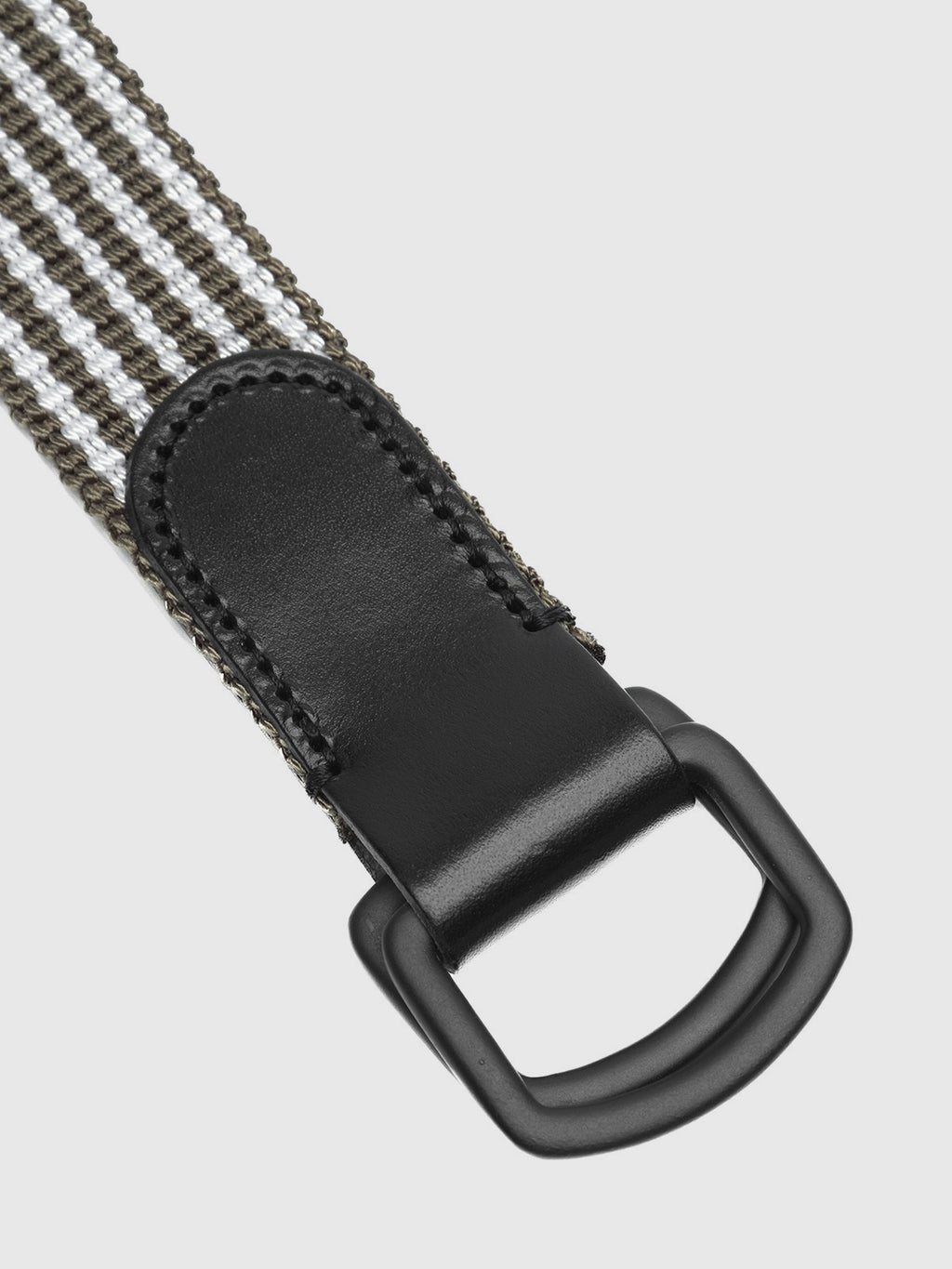 Close-up of the Manica Belt by Gabba, featuring a black leather end with a premium black metal buckle. The belt showcases an elegant green and white striped design, combining style and durability.