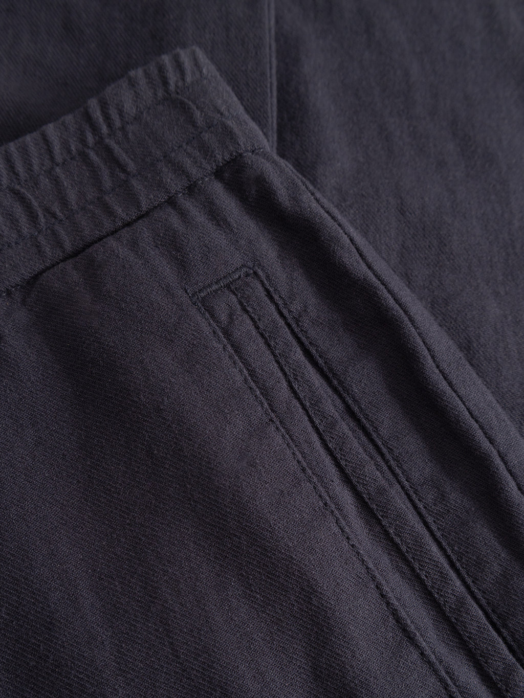 Close-up of Gabba’s Monza Lino Cropped pants in Night Sky, featuring an elastic waist, seam details, and a welt pocket. The fabric is softly textured for added comfort.