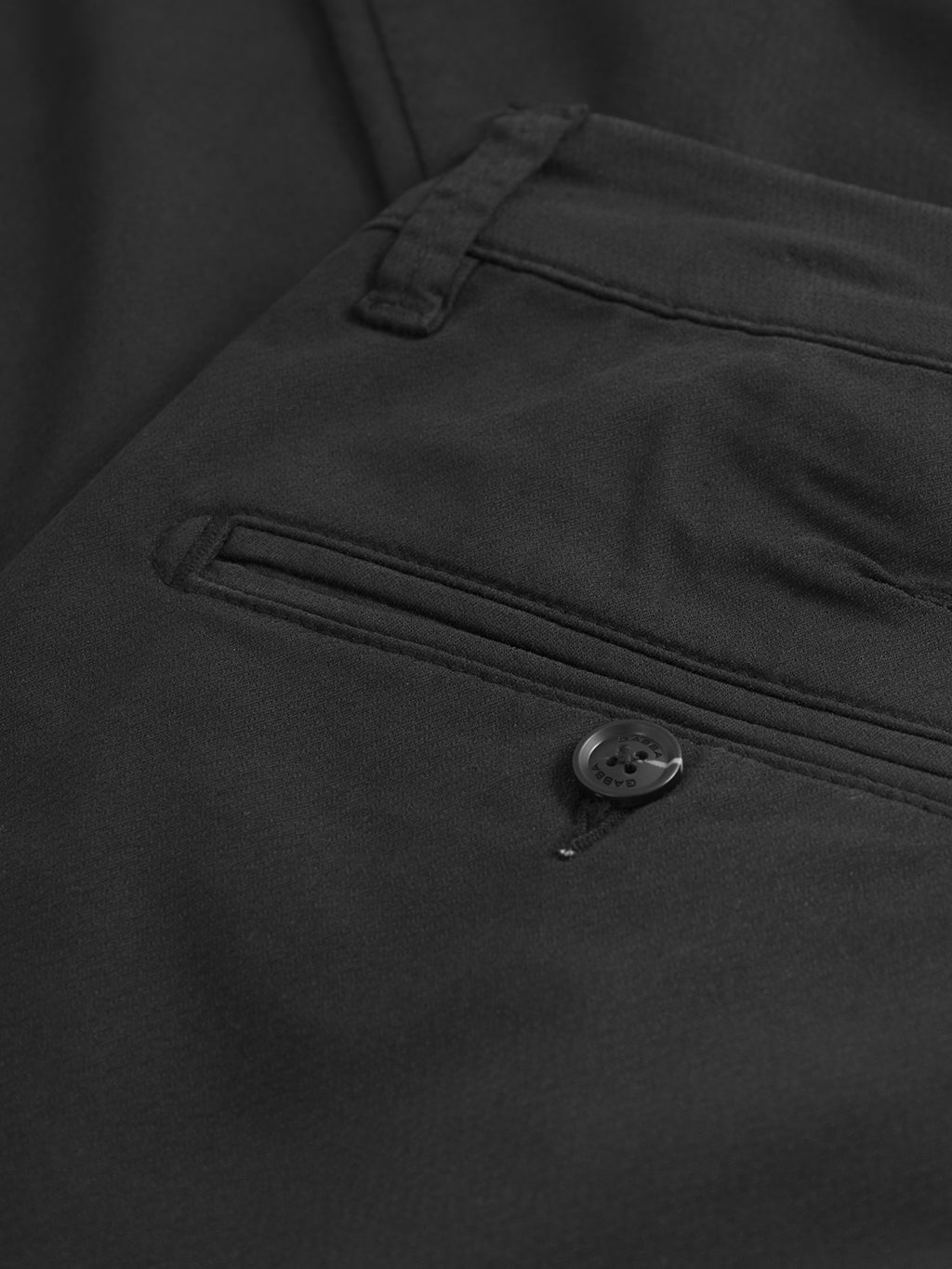 Close-up of Gabbas Paul K3280 Cargo Dale pants in black, highlighting a minimalist design with a smooth texture and visible stitching. Features include a functional side pocket with button closure.