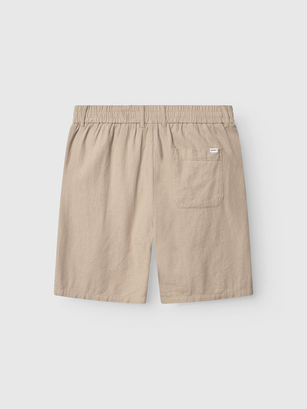 Rear view of Gabbas Alfa Lino - Sand Plaza shorts, featuring a right-side back pocket. Made from premium linen, these beige shorts with an elastic waistband offer exceptional comfort and are displayed against a light gray background.