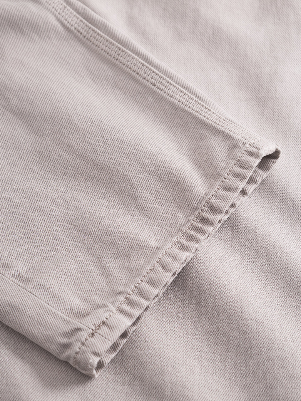 Close-up of the Max Glate - Sand by Gabba, featuring light beige non-stretch cotton fabric with visible stitching along the hem, highlighting the material's texture and seam detail.