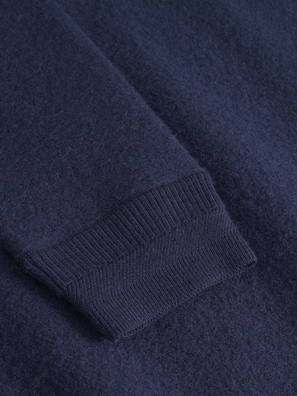 Close-up of the Gabba Bristol Led - Navy sweater sleeve, showcasing its ribbed cuff and soft knit texture.
