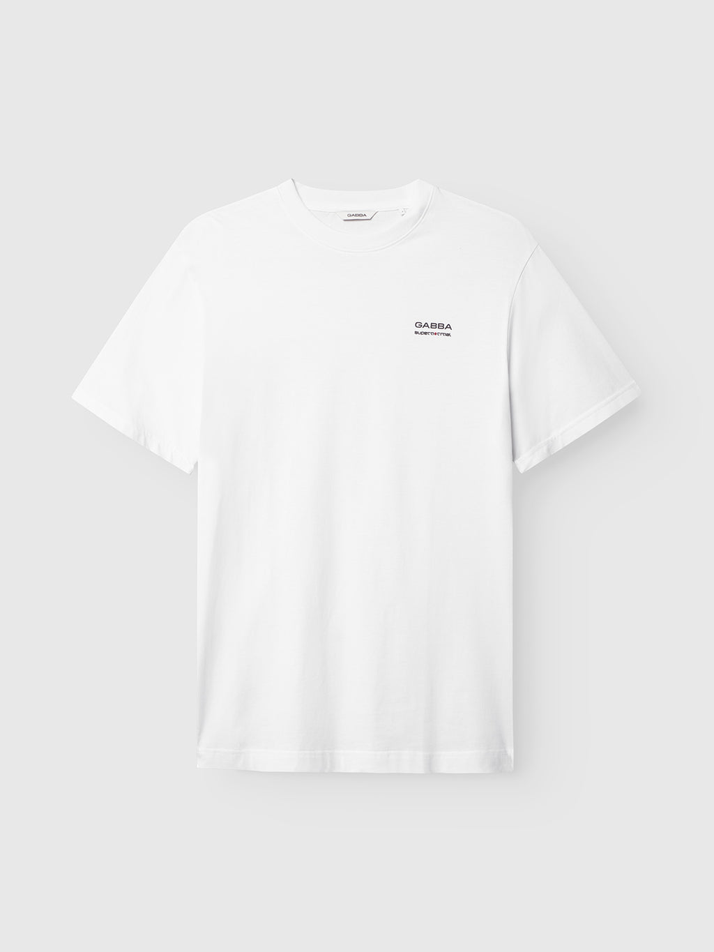 The Gabba Dune Kay Man Bauw SS GOTS - White T-shirt, made from GOTS-certified organic cotton, features a subtle black Gabba logo on the left chest and is shown on a light gray background.