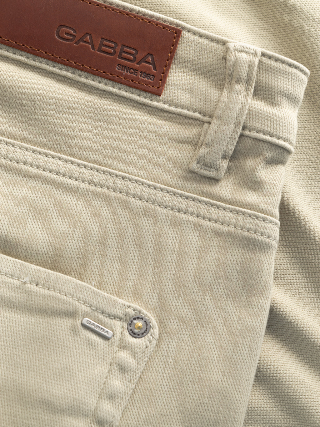 Close-up of Gabba GABjason K3995 SANZA Shorts in Alfa Green, featuring a leather patch with Gabba embossed, a belt loop, knee-length stitching, a metal rivet, and a pocket label engraved with Gabba.
