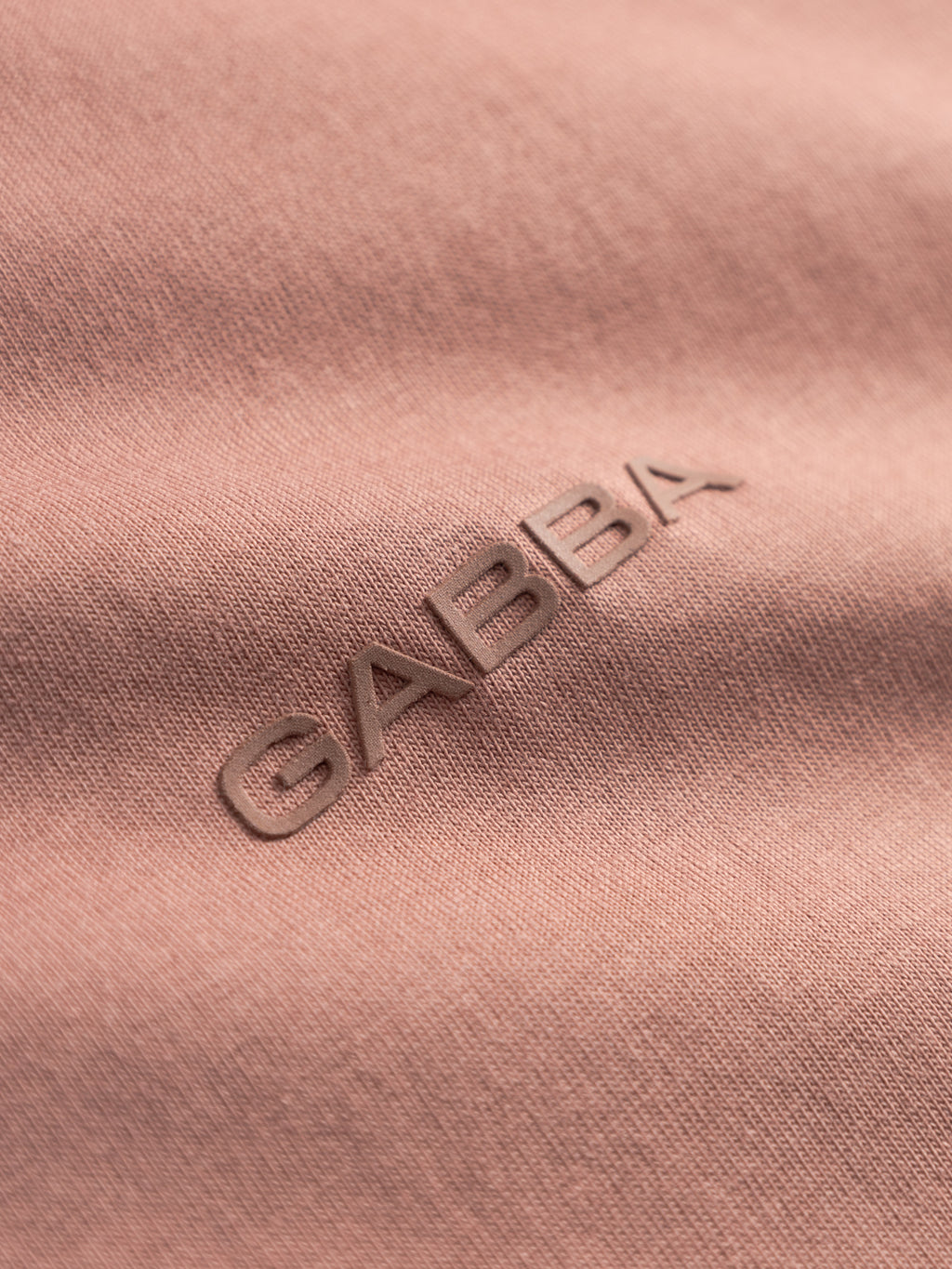 Close-up of the Gabba GABdune Logo SS GOTS t-shirt in Wood Pink, featuring embossed 