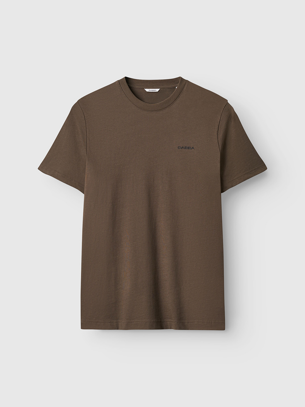 The Gabba Dune Logo SS GOTS - Crocodile is a basic brown short-sleeve crew neck t-shirt, crafted from soft GOTS-certified organic cotton with a subtle logo on the left chest, shown against a light gray background.
