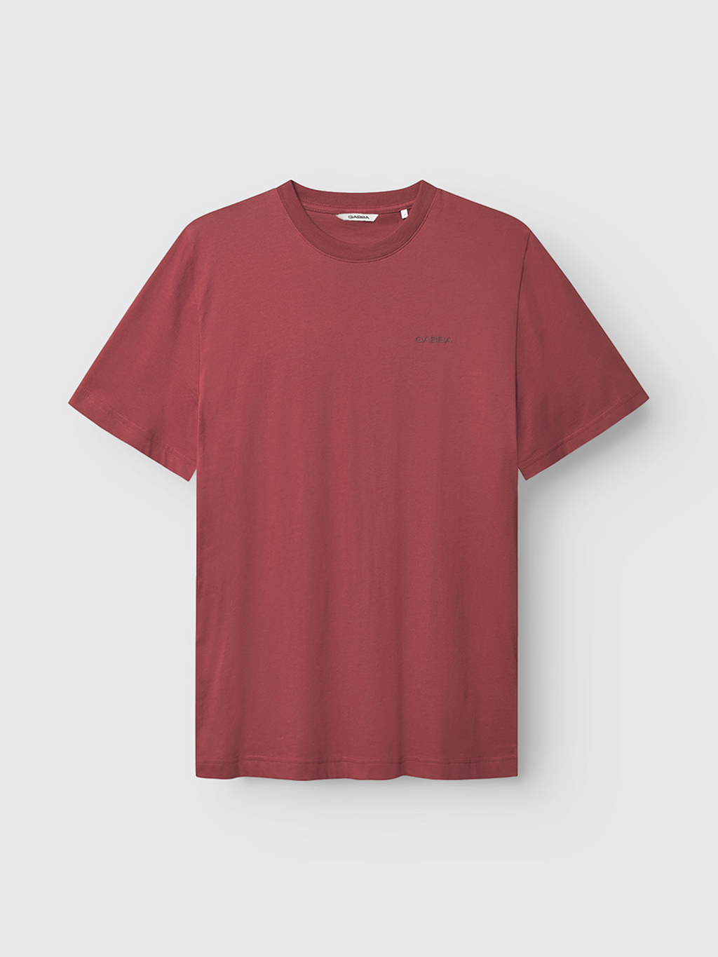 The Gabba Dune Logo SS GOTS in Red Russet is a plain organic cotton short-sleeve t-shirt featuring a small logo on the left chest, shown on a light gray background.