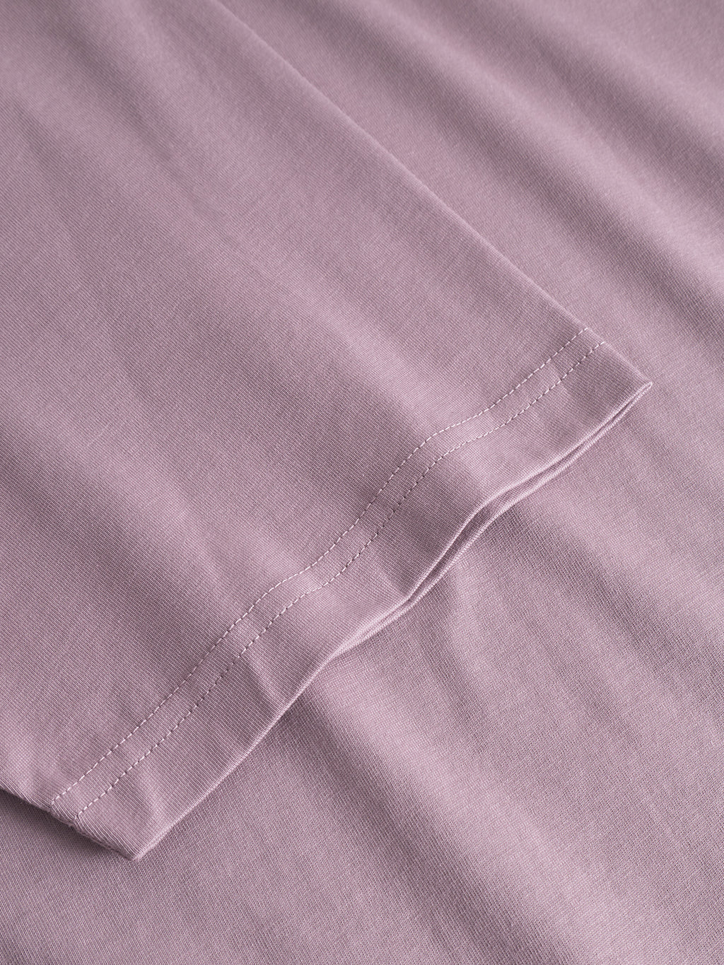 Close-up of the Gabba Dune Logo SS GOTS t-shirt in Dust Purple, featuring organic cotton with a smooth texture and neatly double-stitched hem. This basic tee is GOTS-certified for sustainability.