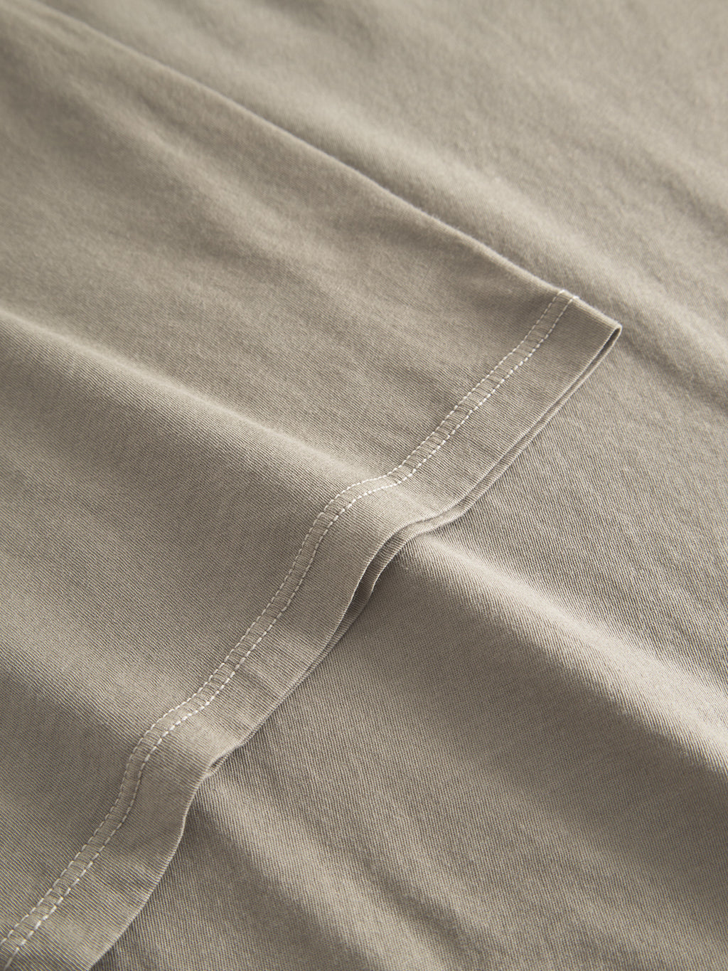Close-up of the Lagos SS - Grey Paloma shirt by Gabba in light grey, featuring a seam with double stitching. The texture and tidy finish showcase quality craftsmanship and a timeless addition to your wardrobe.