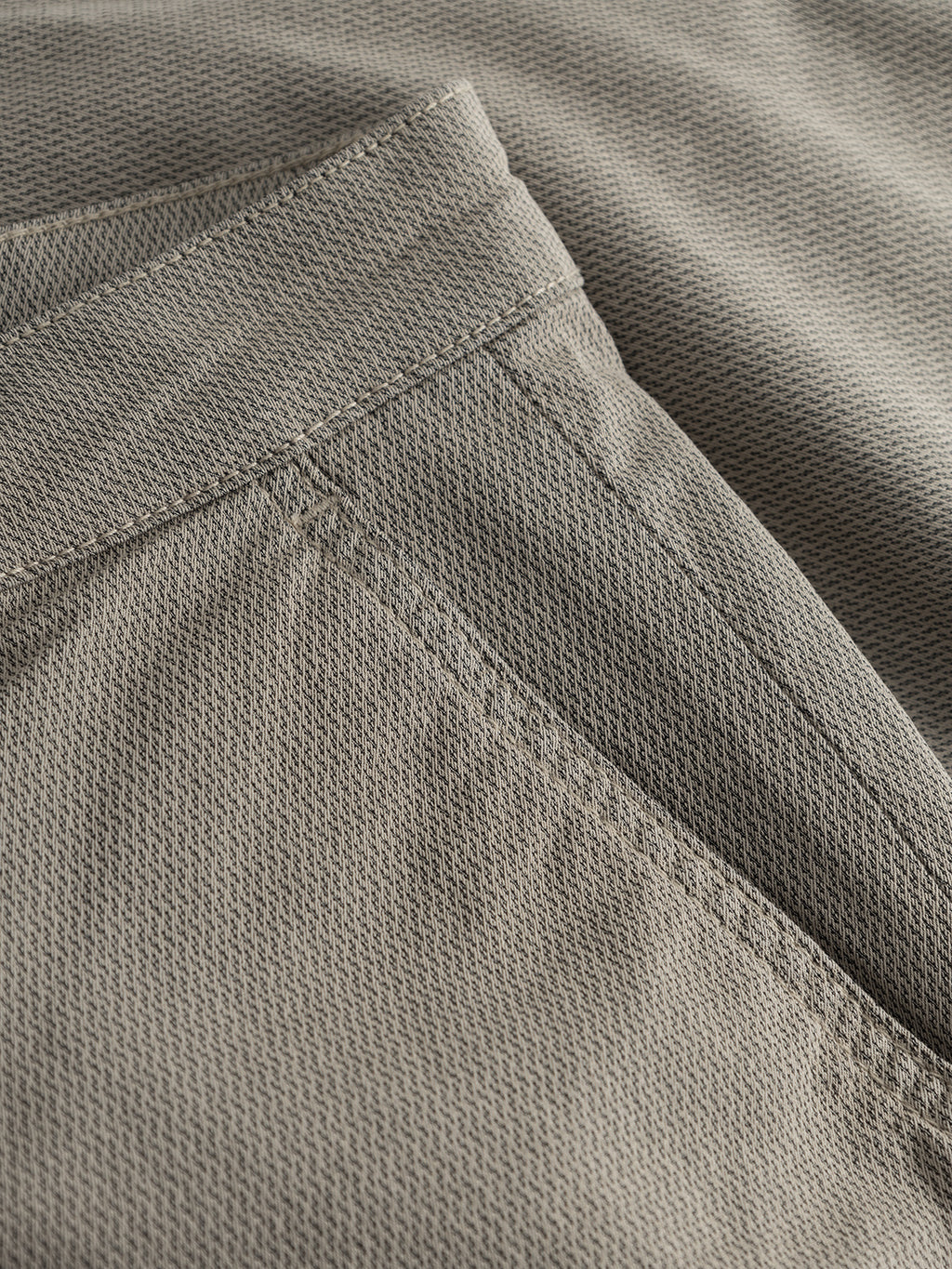 Close-up of the GABjet K3280 Dale Shorts in Humus by Gabba, featuring light gray textured fabric with a side pocket and prominent stitching details. The soft, slightly stretchy material provides a comfortable fit, perfect for relaxed shorts or casual wear.