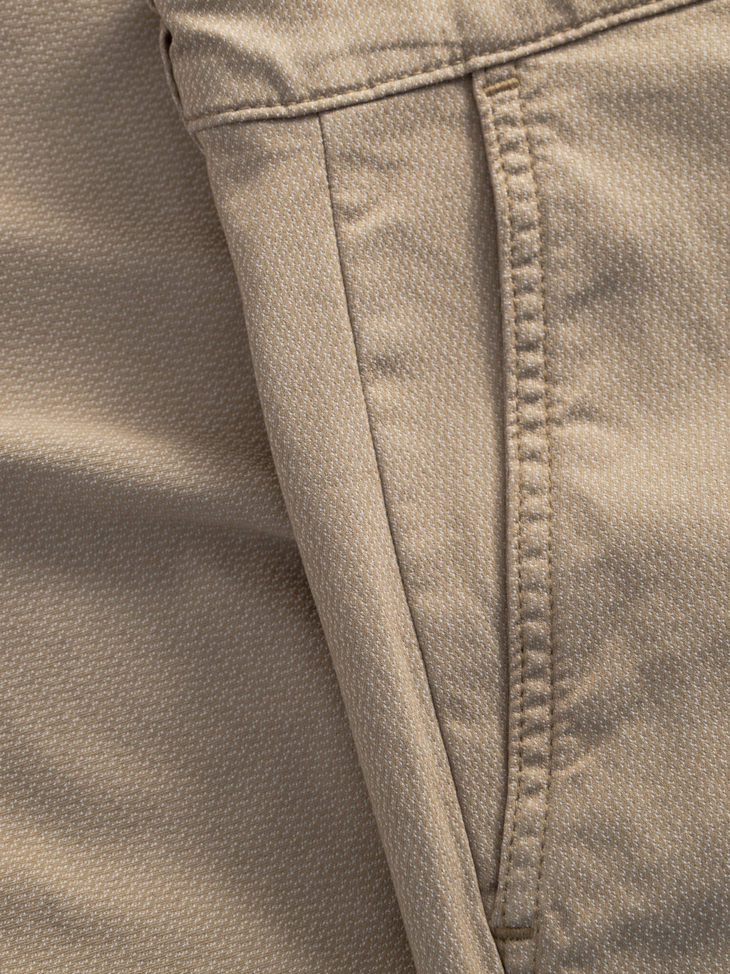 Close-up of the Gabba GABjet K3280 Dale Shorts in Sand, featuring a beige relaxed fit. The image highlights the partially open pocket, visible stitching, and textured fabric pattern for detailed style.
