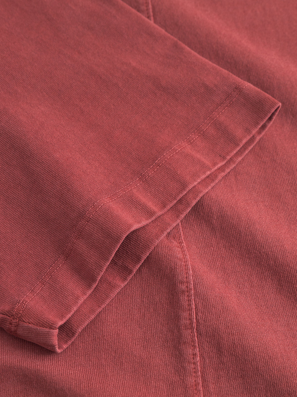 A close-up of the Gabba Nigel Wix Boxy Hour SS in Red Russet, highlighting the seam and stitching on the sleeve and body of this boxy-fit tee crafted from soft, textured, heavyweight cotton.