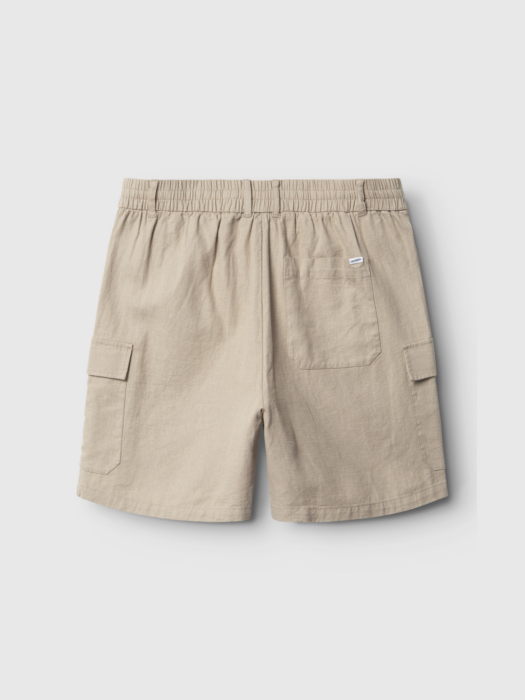 Gabba Alfa Cargo Lino - Sand Plaza: lightweight beige linen cargo shorts with an elastic waistband, two side cargo pockets, and a small back pocket. Displayed flat on a light background for all-day breathable comfort.