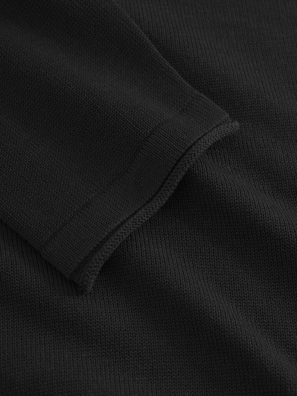 Close-up of the sleeve and body of Gabbas Bela Fix LS - Meteorite, highlighting the texture and stitching of its 100% cotton premium knit fabric for superior comfort.